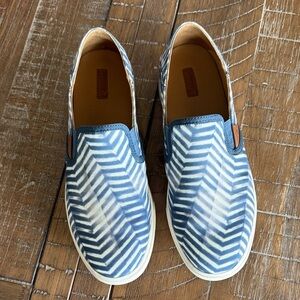 Olukai Pehuea Pa’i Navy and Off White Slip-On Women's Shoes, EUC, Size 10